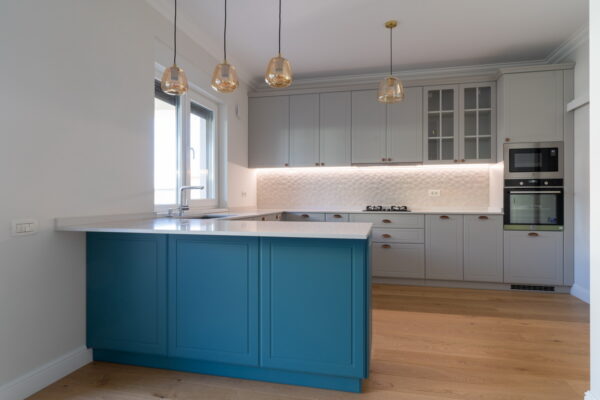 Mobilă de bucătărie alb cu albastru Insidecor