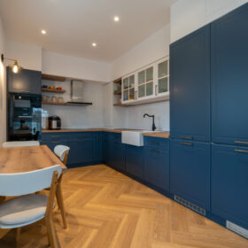 Bucătărie clasică albastră cu blat