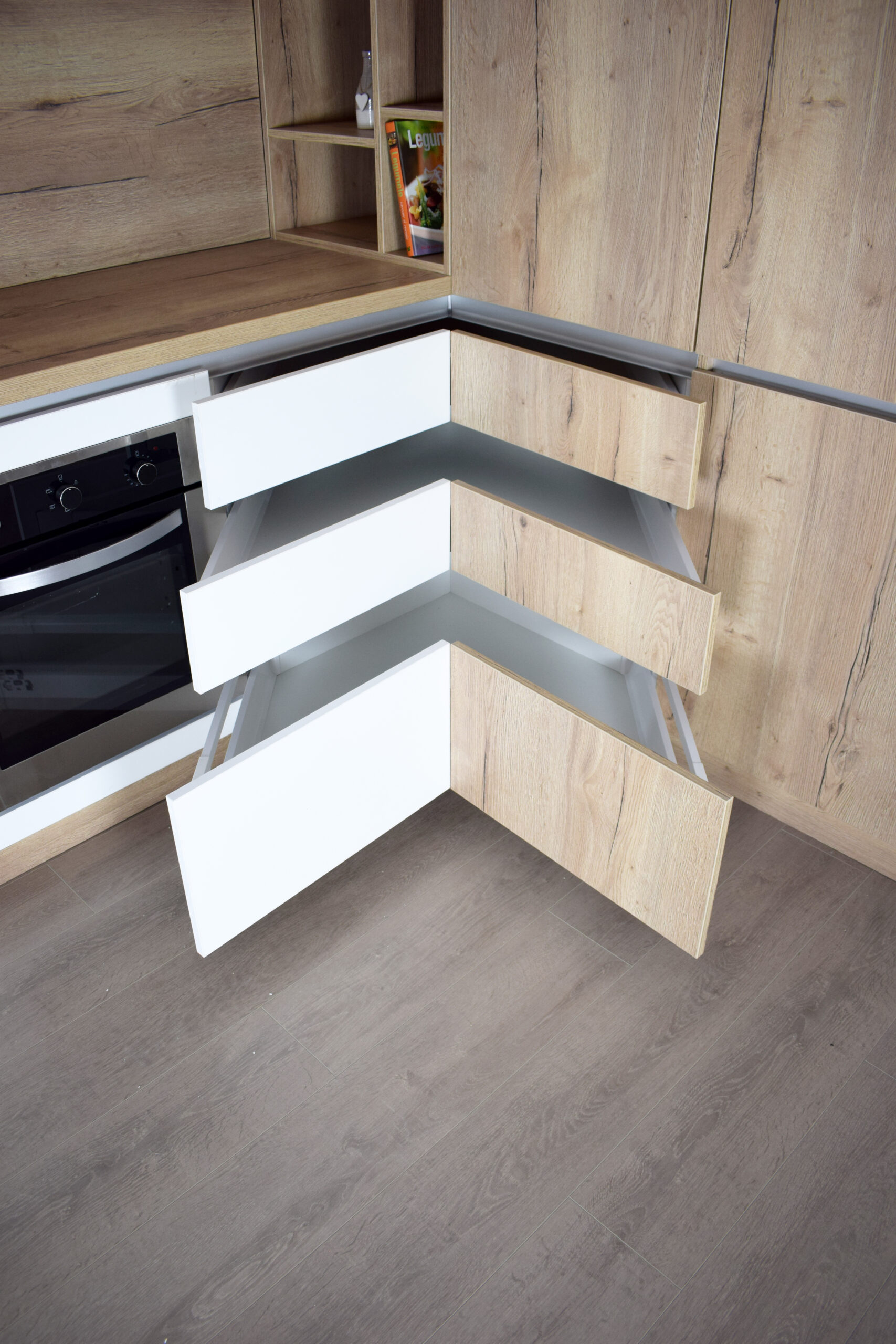 Mobilier de bucătărie cu gola pe colț